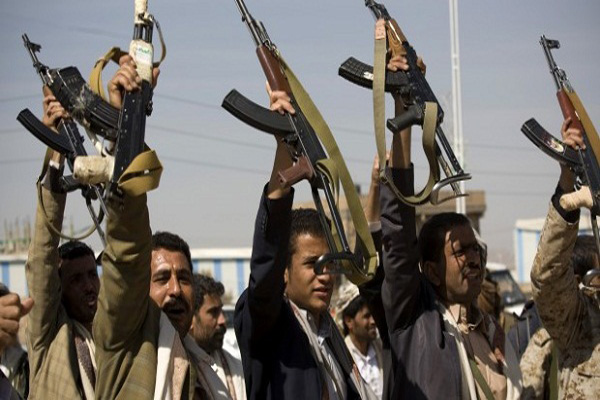 الحوثيون يختتمون مناورات عسكرية لمقاتليهم الجُدد في آنس لإرسالهم إلى تعز