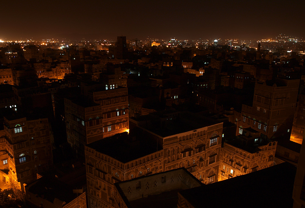 التيار الكهربائي يعود إلى عدد من أحياء صنعاء بعد أكثر من عام ونصف