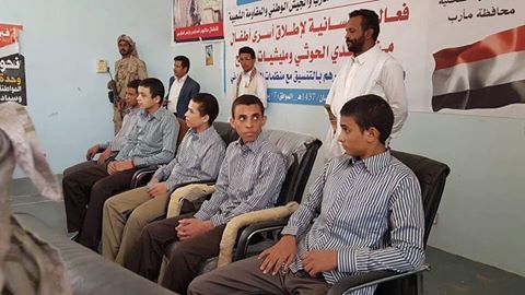 محافظ مأرب يفرج عن 6أسرى من الأطفال كانوا يقاتلون مع الحوثيين ويتبرع لهم بمليون ريال