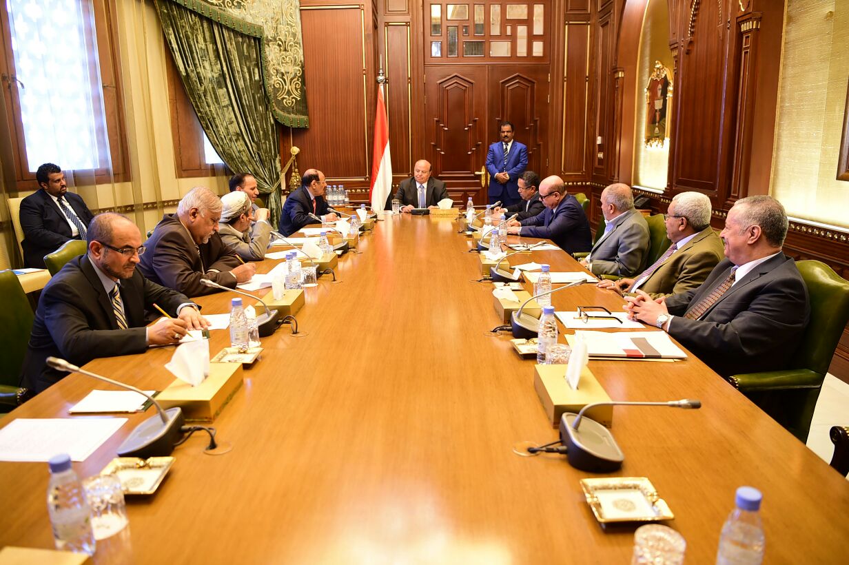 الرئيس هادي يبحث مع مستشاريه التطورات المشاورات وجهود إحلال السلام