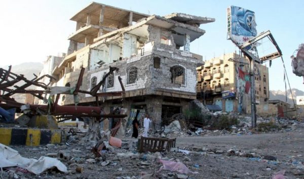 مقتل ثلاثة مدنيين وإصابة 13آخرين في قصف للحوثيين استهدف حي وسط تعز