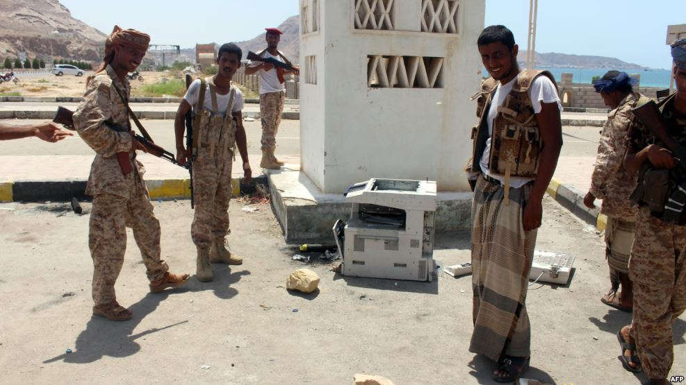 38 قتيلاً من الجيش و24 جريحاً في سلسلة تفجيرات لداعش بمدينة المكلا