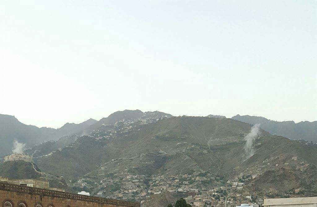 تعز : مقتل مدني وإصابة 12 آخرين جراء القصف العشوائي لميلشيات الحوثي وصالح