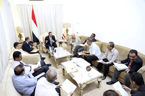 بن دغر : الحكومة لن تستمر في إرسال الإيرادات إلى صنعاء 