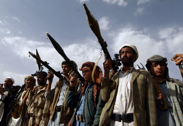 عقب استهداف الجيش للمليشيا في أرحب.. الحوثي يرسل تعزيزات إلى محيط مدينة عمران 