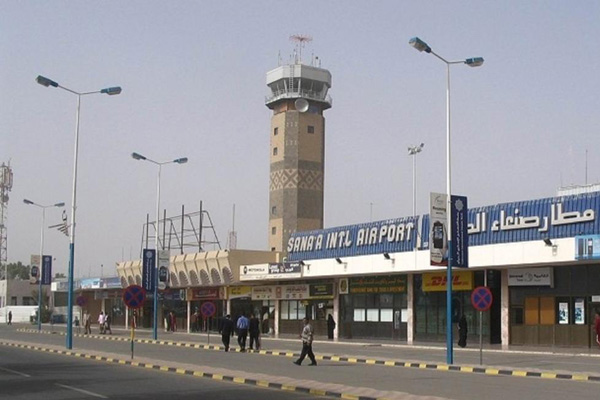 التحالف يعيد فتح مطار صنعاء للرحلات الإنسانية بعد توقف دام 5 أيام