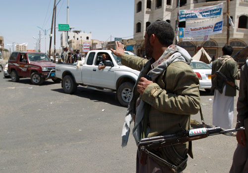 مسلح  حوثي يعتدي بالضرب على عامل نظافة بالعاصمة صنعاء