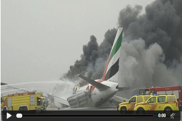 مطار دبي يعلق جميع الرحلات المغادرة عقب تعرض طائرة لحادث أثناء هبوطها