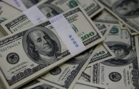 دوامة الهبوط تعصف بالجنيه في بنوك مصر مع اشتداد الطلب على الدولار