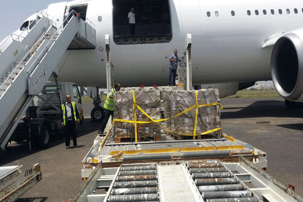 الصحة العالمية تعلن وصول طائرتين إلى مطار صنعاء تحمل 50 من المساعدات الطبية