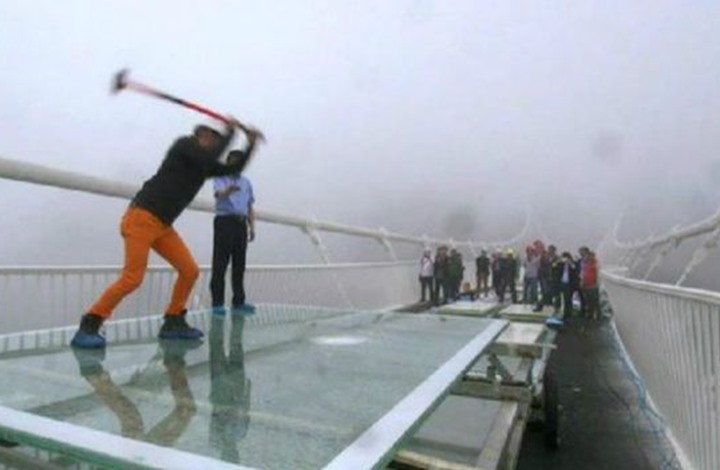 الصين تفتتح أطول وأعلى جسر زجاجي في العالم