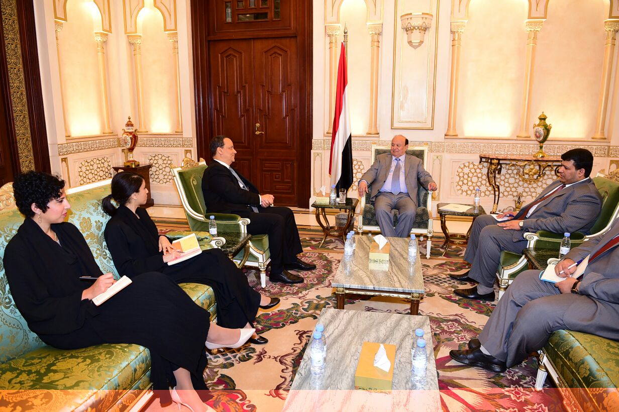 الرئيس هادي يؤكد حرص الحكومة على التعاطي الايجابي مع كل الجهود الرامية نحو السلام
