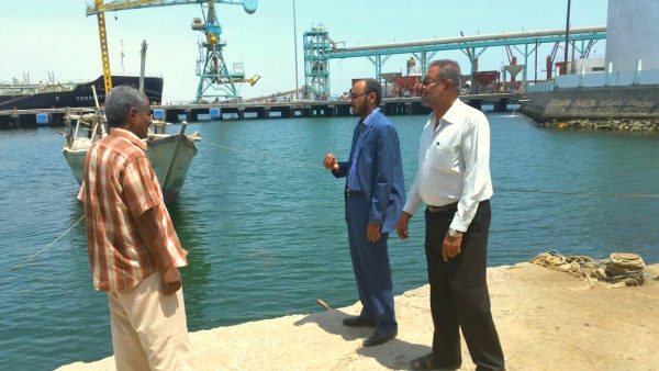 وزير الثروة السمكية يدشن العمل في ميناء الإصطياد بحجيف في التواهي بعدن