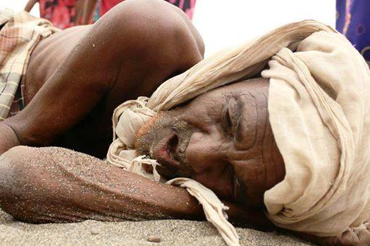 الحديدة..الفقر يدفع بمسن إلى الانتحار ومناشدات لإنقاذ السكان من المجاعة