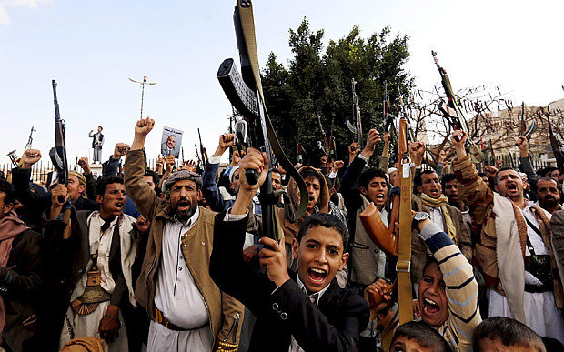 قائد القوات البريطانية السابق يكتب عن دور إيران بــ "المعركة الدموية" في اليمن