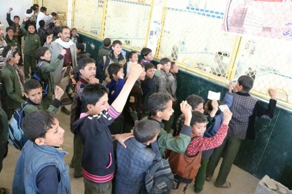 ذمار: الحوثيون يجبرون طلاب المدارس بالتبرع للبنك المركزي