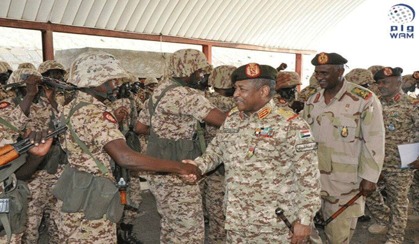 قائد عسكري سوادني رفيع يزور قوات بلاده في قاعدة العند المشاركة في التحالف العربي 
