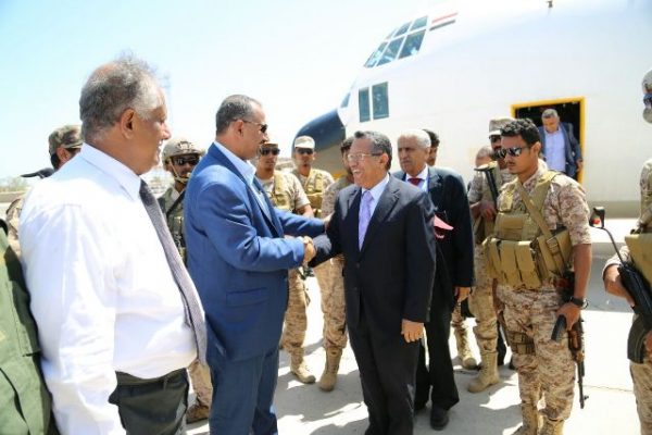 بن دغر وعدد من الوزراء يصلون عدن بعد زيارة لمحافظتي حضرموت وسقطرى