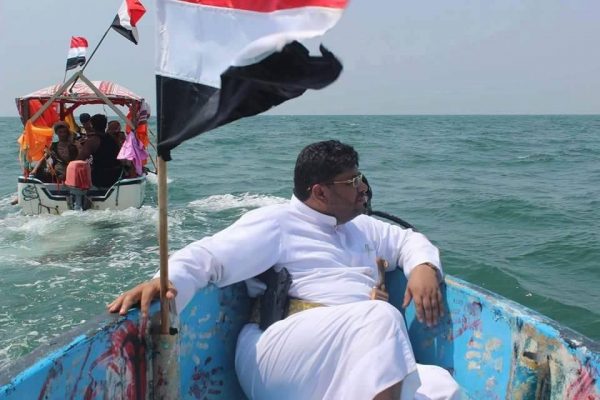 رئيس ثورية الميليشيا يظهر على متن قارب في الحديدة ونشطاء يسخرون