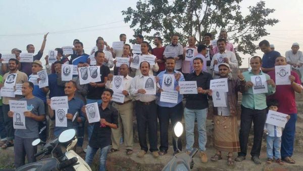 طلاب يمنيون في الهند ينفذون وقفة احتجاجية لمطالبة الحكومة بإعادة العالقين الى اليمن
