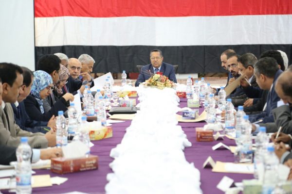الحكومة تطلب من التحالف العربي منع دخول أي سفن غير مصرح لها الى المياه اليمنية