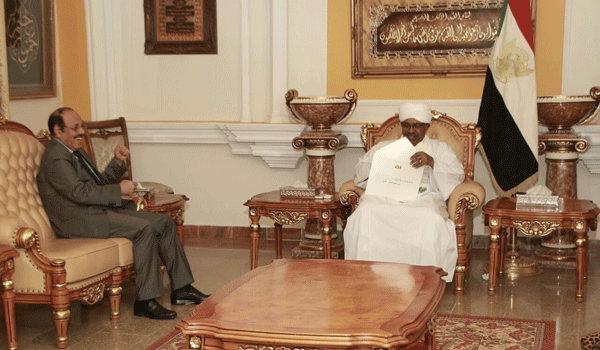 نائب الرئيس اليمني يصل الخرطوم ويلتقي الرئيس السوداني
