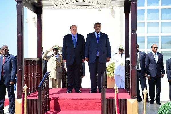 الرئيس هادي يصل جبيوتي في زيارة رسمية ويعقد جلسة مباحثات