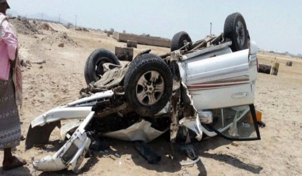 وفاة أربعة أشخاص بينهم امرأتين وإصابة 14 آخرين في حادث مروري بمديرية بيحان بشبوة