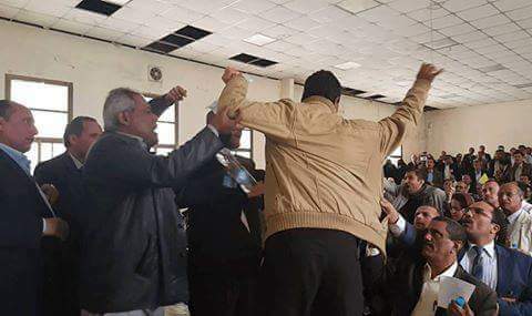 مليشيا الحوثي تعتدي على نقابة التدريس بجامعة صنعاء ونائب رئيس الجامعة يقدم استقالته(فيديو)