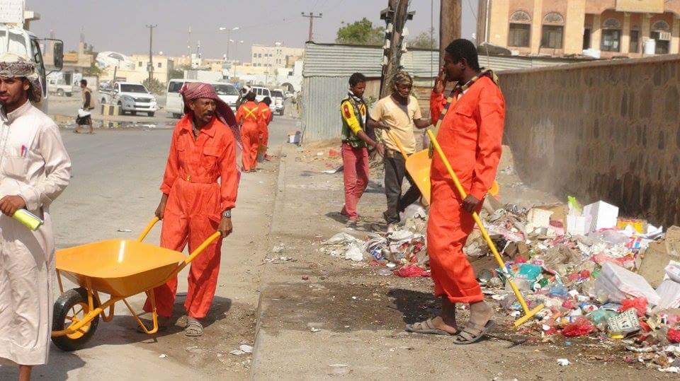 شبوة: المحافظ "لملس" يدشن حملة نظافة شاملة لمدينة عتق