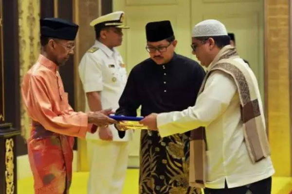 باحميد يقدم لملك ماليزيا أوراق اعتماده سفيراً لليمن لدى كوالالمبور
