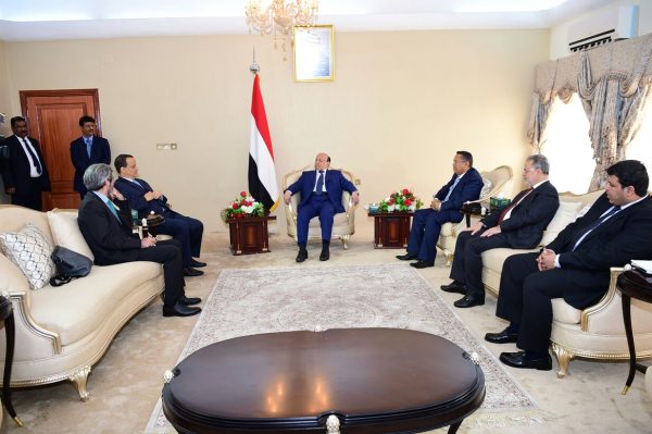 الرئيس هادي يستقبل ولد الشيخ ويسلمه رد الحكومة على الخارطة التي قدمها بشأن اليمن