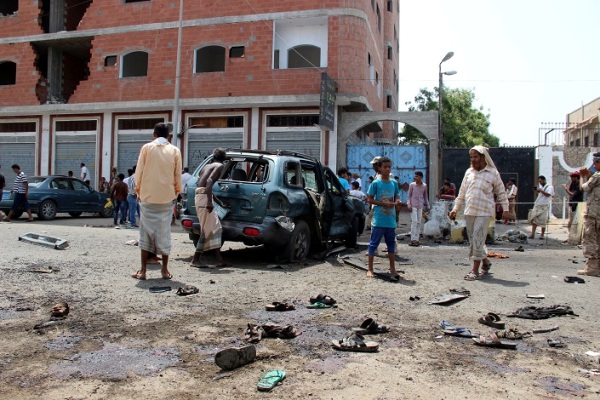 مقتل وإصابة عشرات الجنود في تفجير انتحاري بمدينة عدن