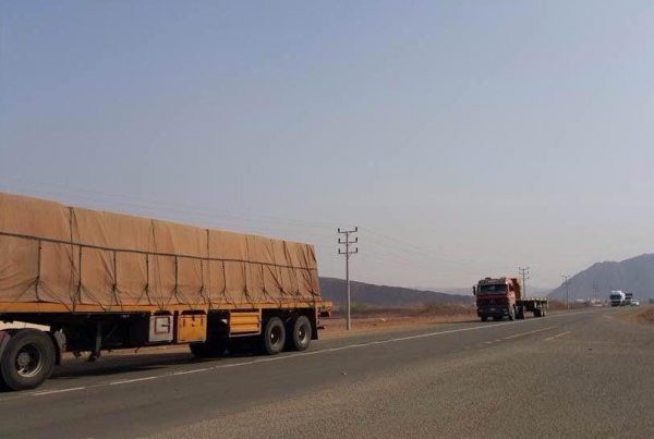مليشيا الحوثي تجبر سائقي الشاحنات على دفع مبالغ مالية في الخطوط الواصلة بصنعاء