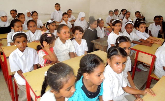 الرئيس هادي يوجه بتزويد مدارس  ساحل حضرموت ب(5218) مقعداً دراسياً مزدوج