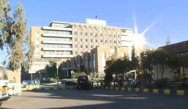 موظفو المستشفى الجمهوري بصنعاء يشكون من عدم صرف مرتباتهم للشهر الرابع