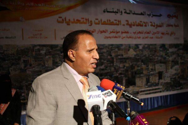 الحكومة تناقش ترتيبات صرف مرتبات الموظفين في محافظة الحديدة