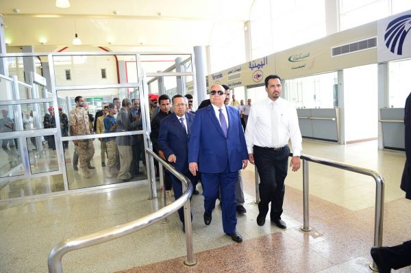الرئيس هادي يزور مطار عدن الدولي ويعقد اجتماعا مع قيادات الدولة