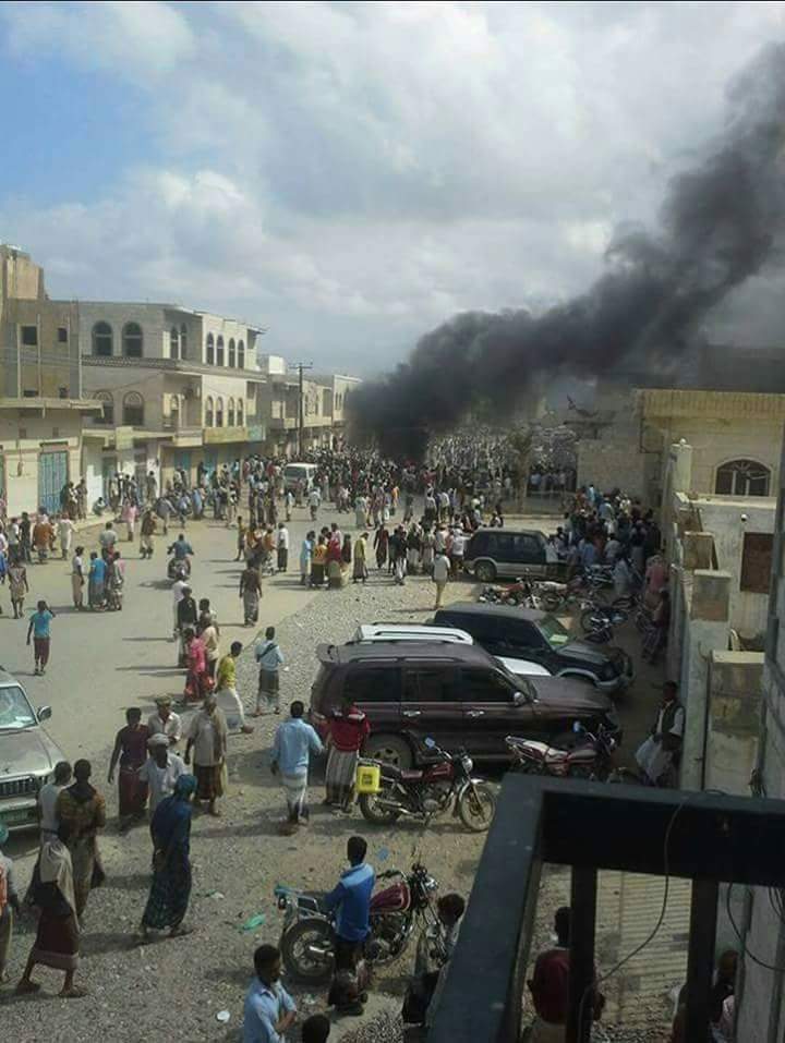 مصدر "ليمن شباب نت" محتجون يسيطرون على مبنى محافظة سقطرى