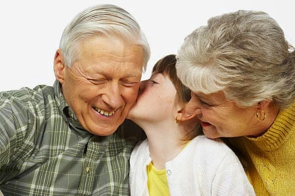 دراسة: الأجداد الذين يساعدون في رعاية الأحفاد يعيشون لفترة أطول