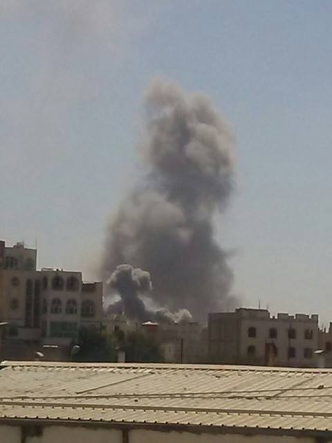 انفجارات عنيفة تهز العاصمة صنعاء عقب قصف الطيران لمعسكر 48