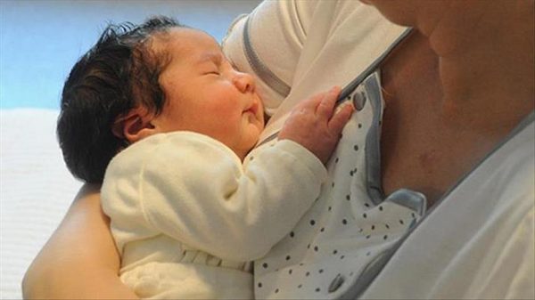دراسة: الرضاعة الطبيعية تحمي الأطفال من أمراض الكبد