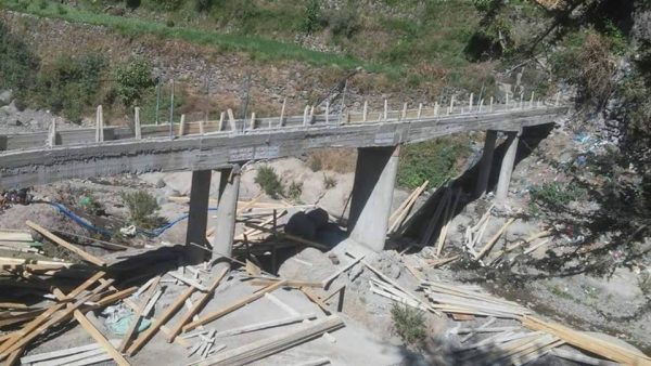 إب: مواطنون يشيدون جسر مشاة في ذي السفال بجهود ذاتية