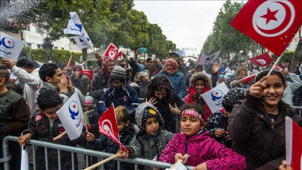آلاف التونسيين يحيون الذكرى السادسة لـ"ثورة الياسمين"