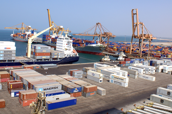 الإمارات تدعو لموقف دولي حاسم بشأن تحرير "ميناء الحديدة" وواشنطن تدرس المشاركة