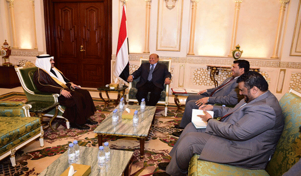 هادي يناقش مع السفير السعودي باليمن تداعيات استغلال الانقلابيين لميناء الحديدة