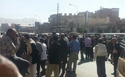 صنعاء: موظفو وزارة المالية ومصلحة الضرائب يتظاهرون للمطالبة بصرف مرتباتهم