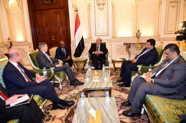 السفير الأمريكي في اليمن يؤكد وقوف بلاده إلى جانب "الشرعية" ضد الانقلابيين