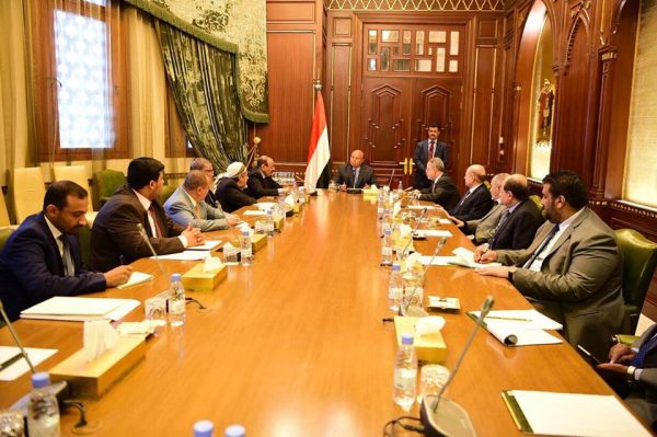 الرئيس هادي يؤكد على ضرورة العمل بروح الفريق الواحد للانتصار لقضايا اليمن