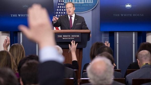 منع حضور الموجز الصحفي في البيت الأبيض يُثير غضب الإعلام الأمريكي